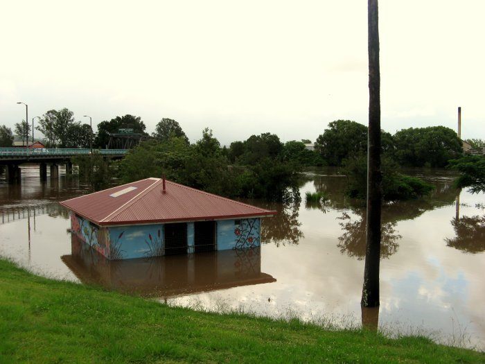 Partially submerged toilet block (flood, Jan 08), Лисмор