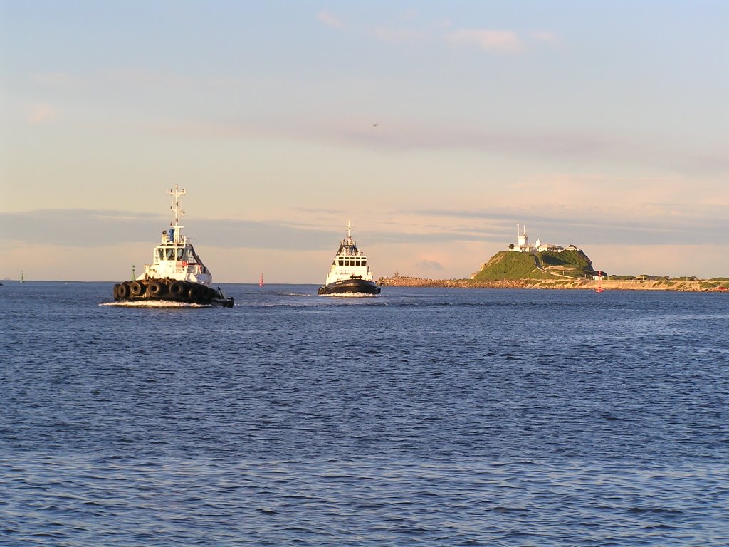 Tugboats with Nobbys Headland, Newcastle Harbour, Ньюкастл