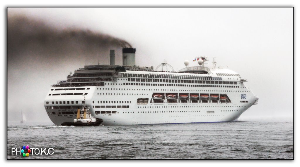 THE PACIFIC JEWEL; The Pacific Jewel Passenger Ship towed away by tugboat in Port Jackson,  Sydney Harbour, Сидней