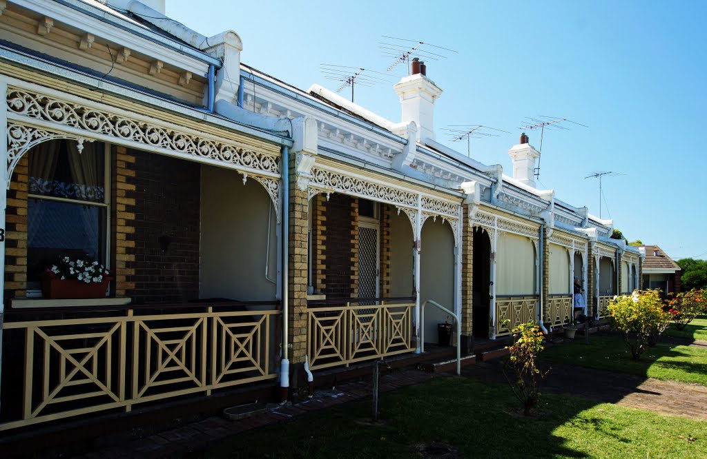 Elizabeth Austin Cottages (2011). These were built c.1887 for the Ladies Benevolent Association to house poor elderly women of the district, Гилонг