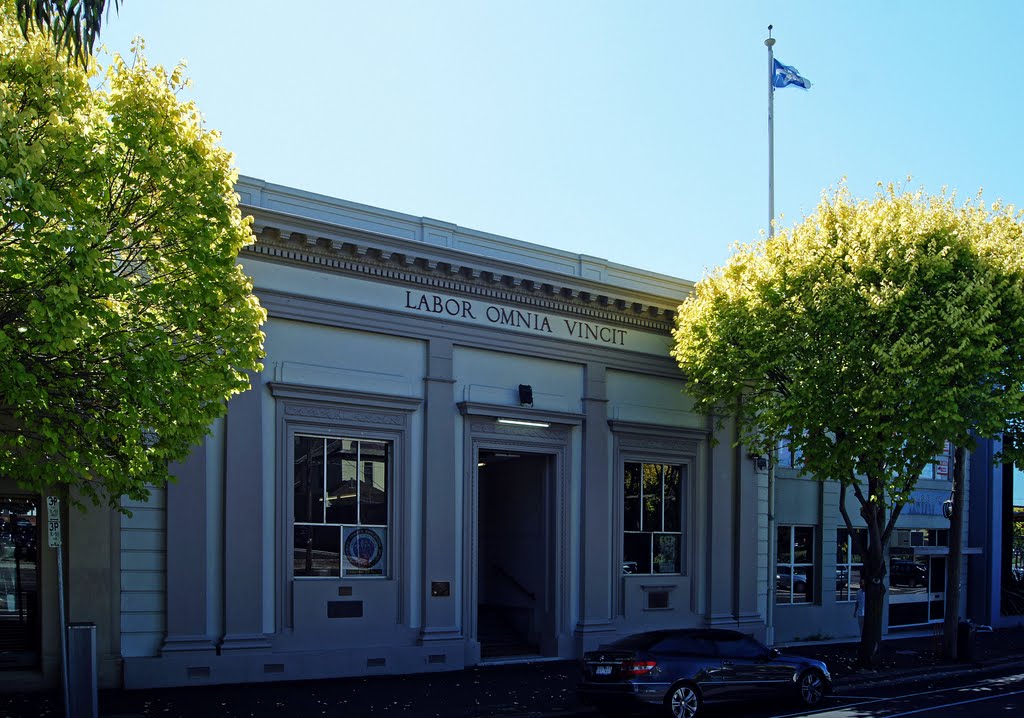 Geelong Trades Hall (2011). The Geelong branch of the Eight Hours Movement started in 1870, and this hall was built on previously vacant land in 1928-9, Гилонг