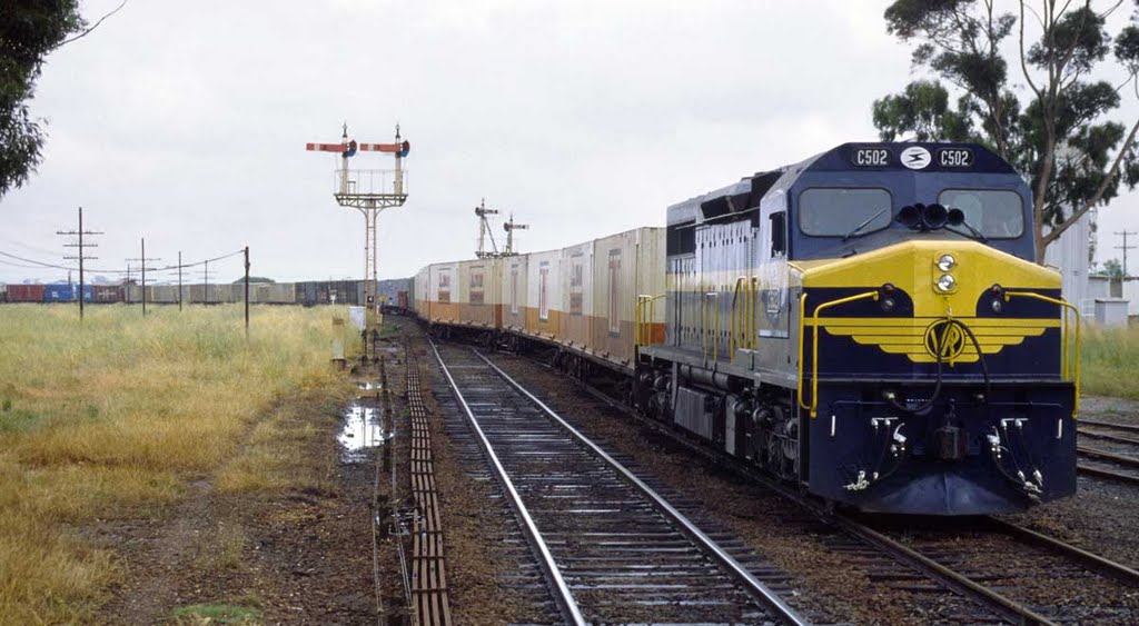 26/11/83 and C502 is taking an up through #2 to cross the 0905 Bacchus Marsh at Melton, Мелтон