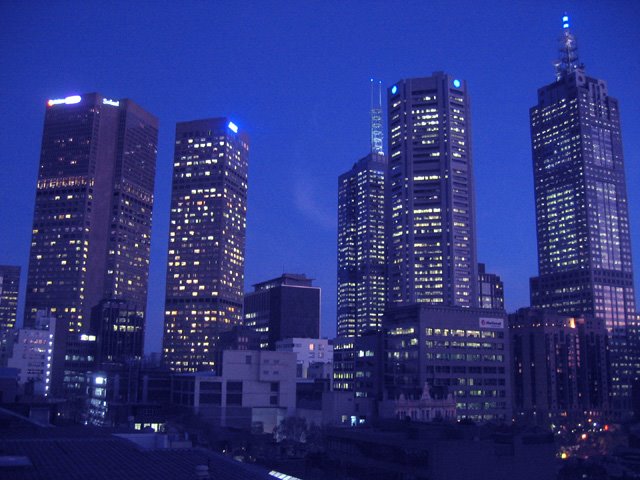 Melbourne skyline (night) from City Limits Hotel, Мельбурн