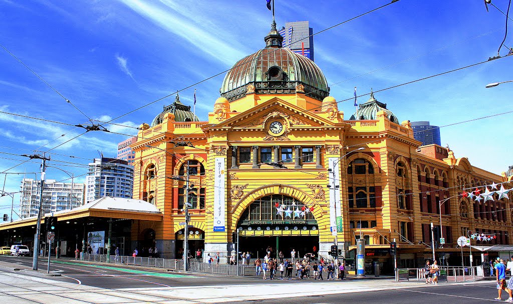 Flinders Station on a sunny sunday morning. Melbourne., Мельбурн