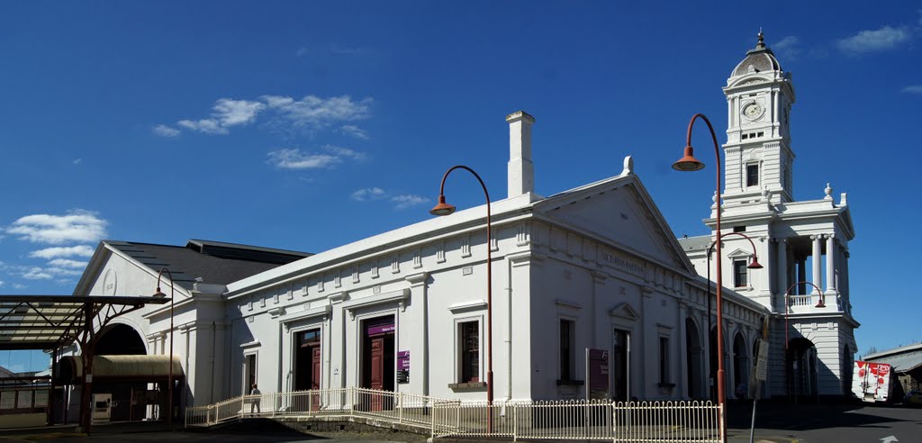Ballarat Railway Station (2011). This was built in 1862, with the footbridge and waiting rooms added in 1877. The grand portico and clocktower were added in 1891, Балларат