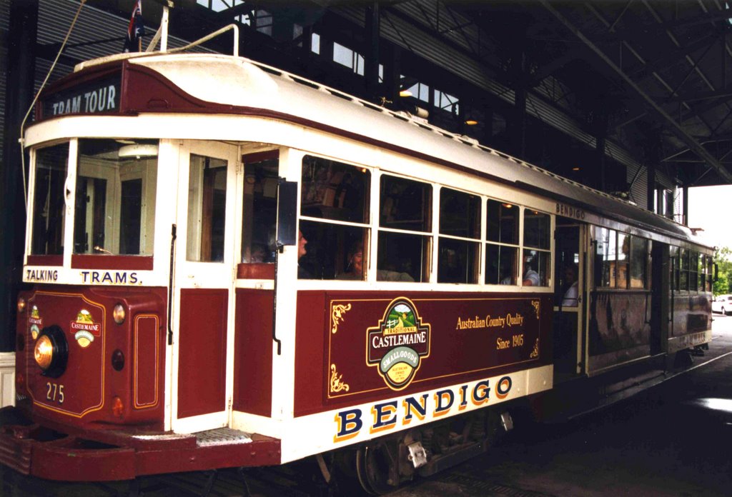 Bendigo Talking Tram - 1998. The tram trundles along a track through the main streets of Bendigo with a pre-recorded commentary on the passing sites, Бендиго