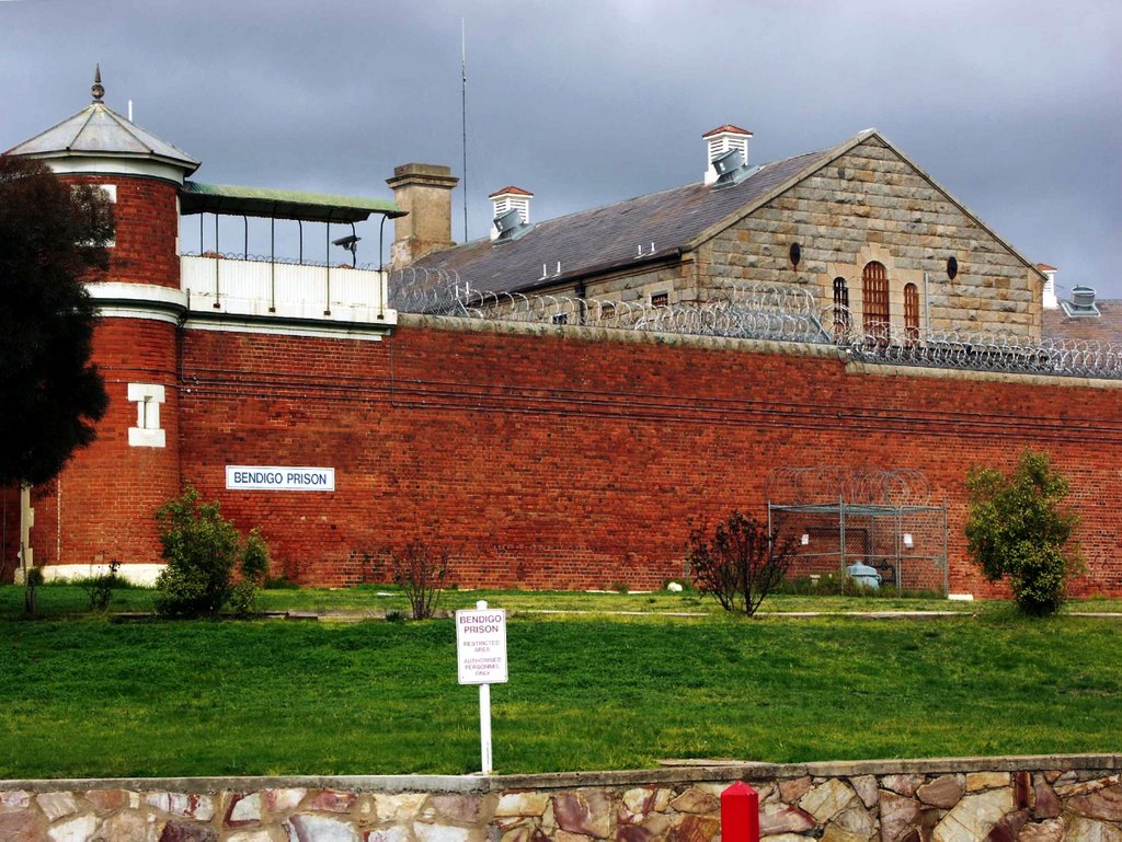 Bendigo Gaol (2004). This medium security prison was opened in 1863. A major refurbishment which included sewering each cell was undertaken in 1993-94. It was officially closed on 5 January 2006, Бендиго