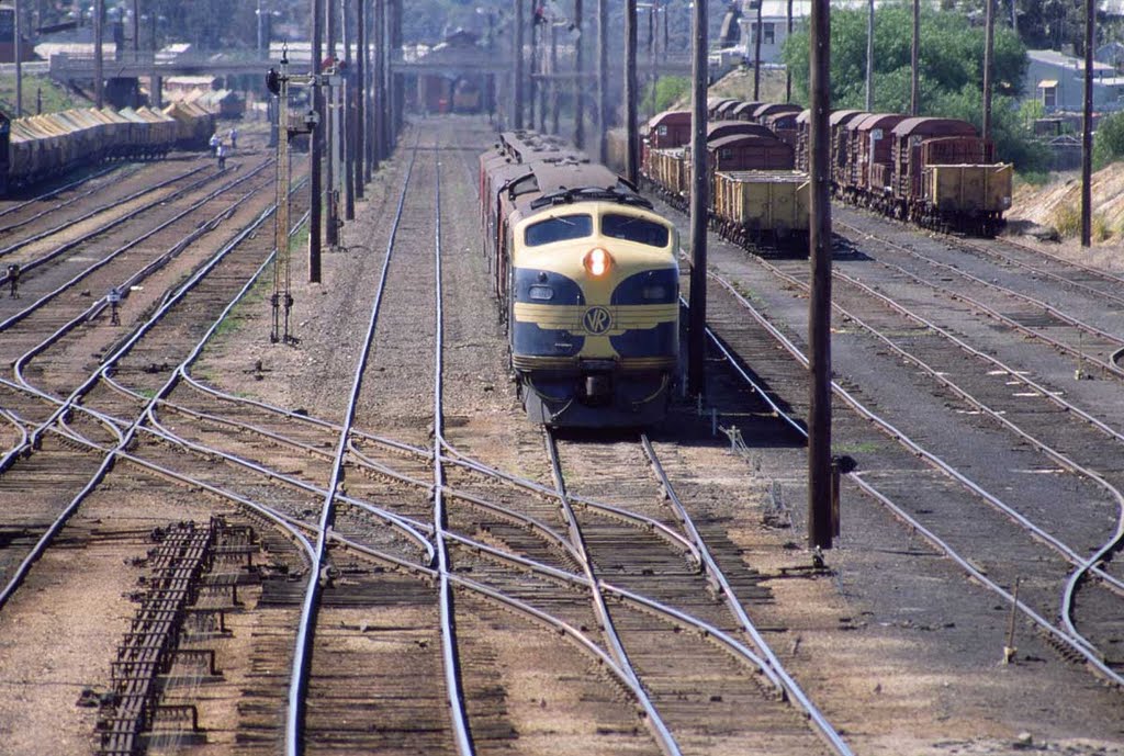 September 82 sees B60 departing Bendigo with an up to Melbourne, Бендиго