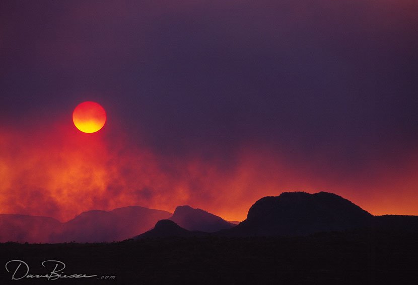 Looking at the fires in the West Macdonnell Ranges from ANZAC Hill, Northern Territory, Алис Спрингс