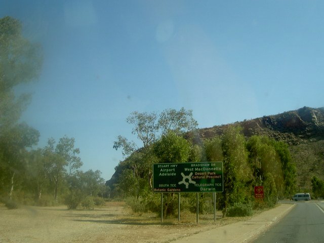 Adelaide and Darwin on one sign, Алис Спрингс