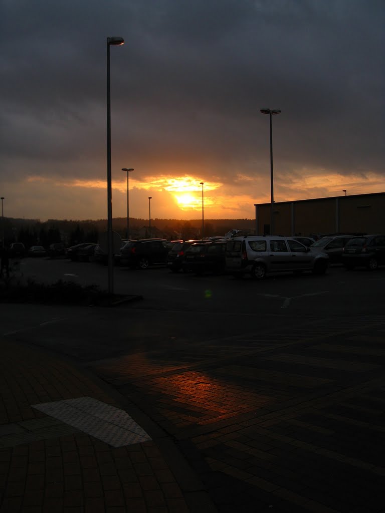 Sonnenuntergang am Supermarktparkplatz, Арлон