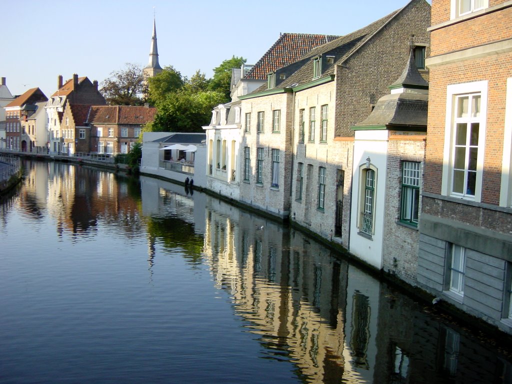 Panorámica del canal desde Langestraat. Brujas., Брюгге
