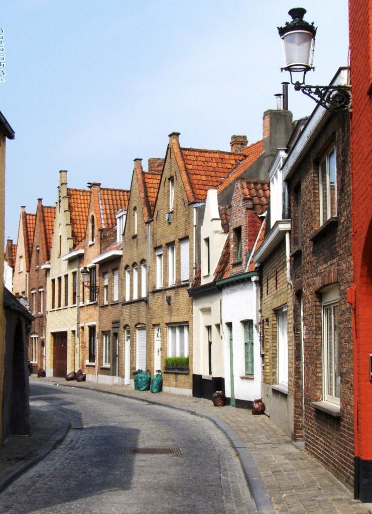 a narrow street, in Peperstraat, Bruges, Belgium -the whole city of Bruges is a UNESCO Heritage site 2000, Брюгге