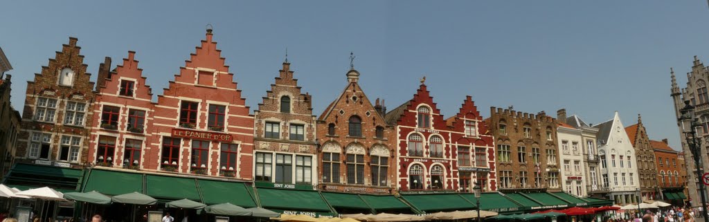 Famous façades at the Bruges market, Брюгге