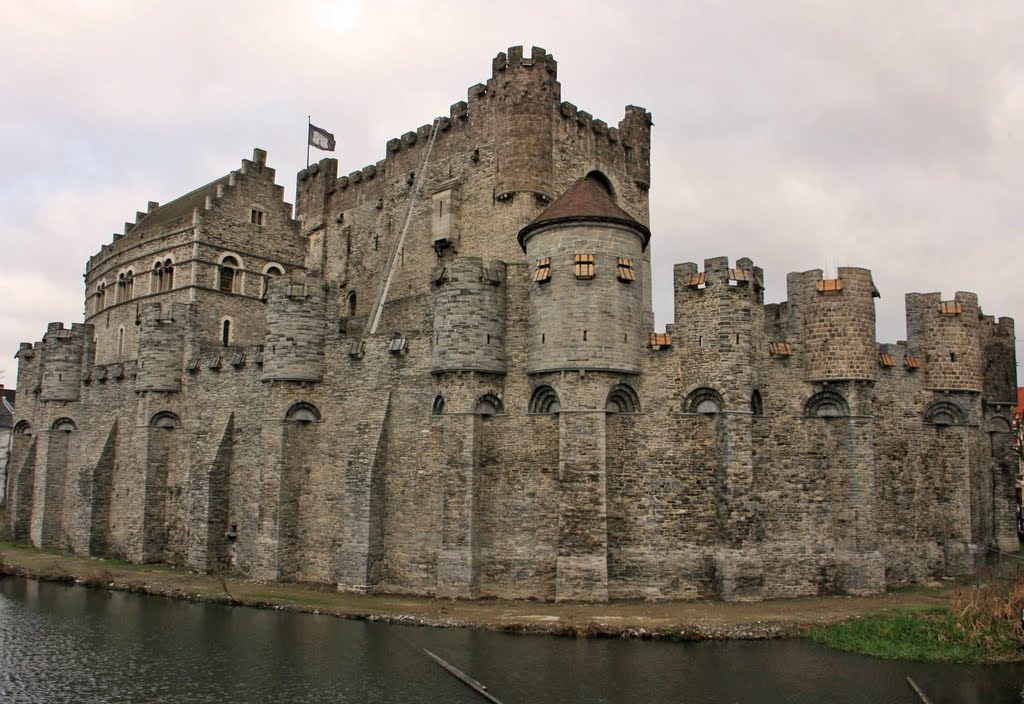 Het Gravensteen in Gent. Count Boudewijn I (837-879) has ordered to build the first defense against the incursions of the establish Normans on this place., Гент