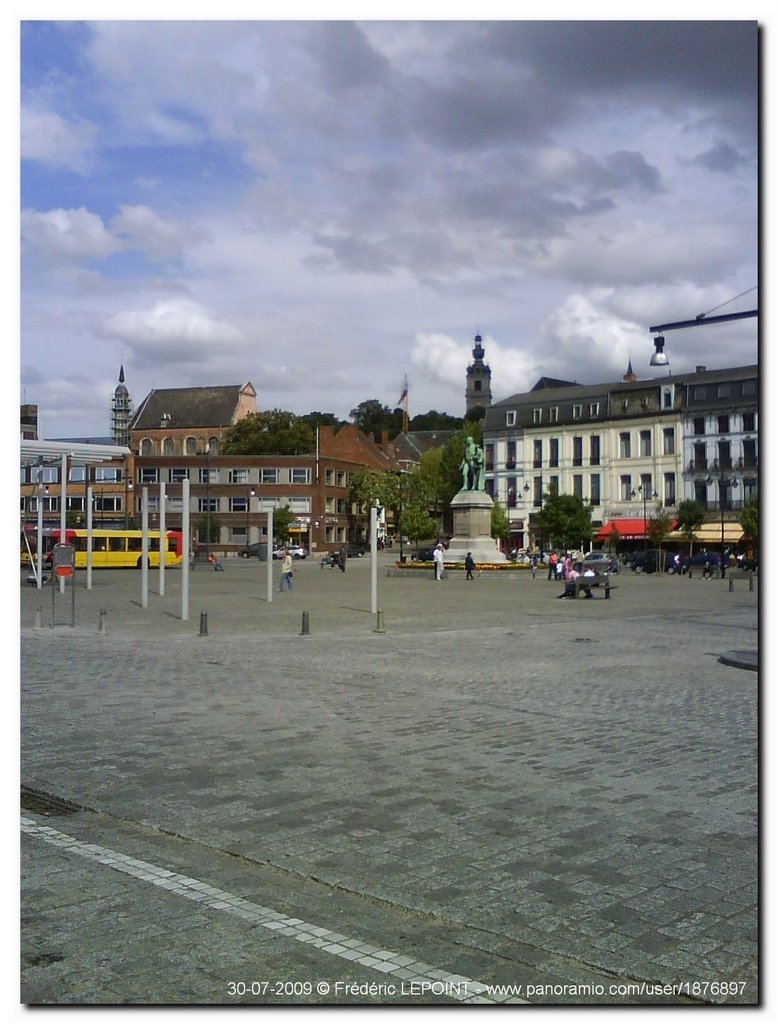 La Place Léopold devant la gare de Mons., Монс