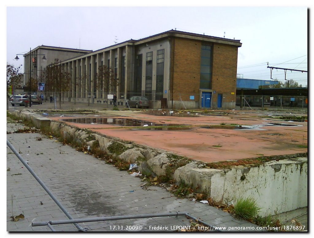 La Gare de Mons de l’angle de l’ancien bâtiment de la Poste, aujourd’hui rasé., Монс