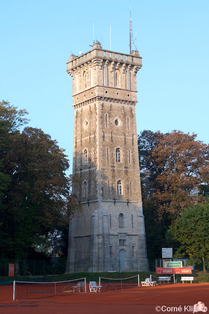 Oude toren misbruikt als antennemast in Namen (B), Намюр