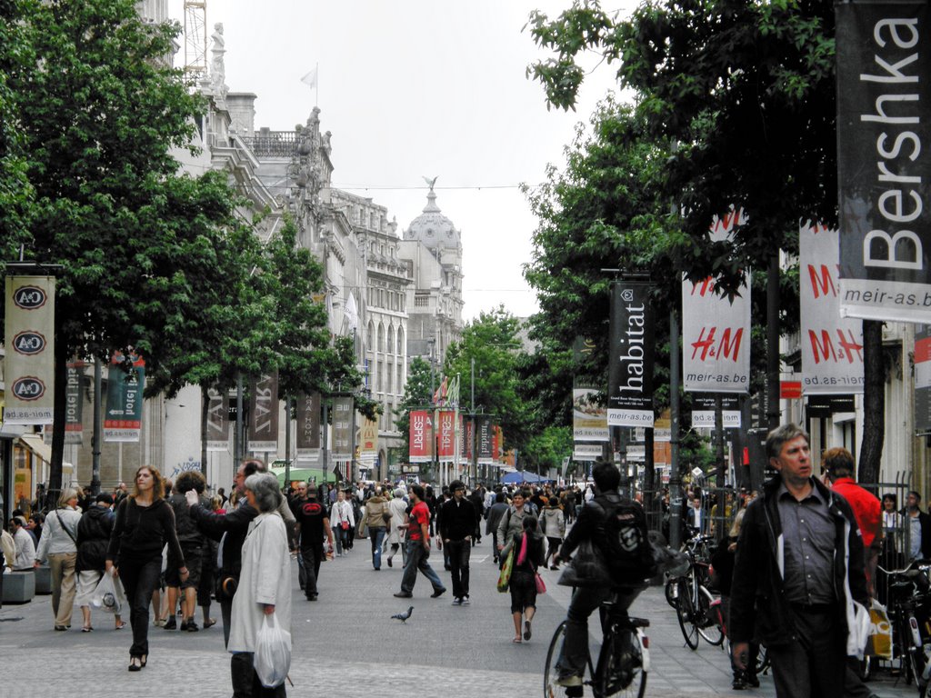 Crowded open Shopping Center. Antwerpen-Anvers-Amberes, Антверпен