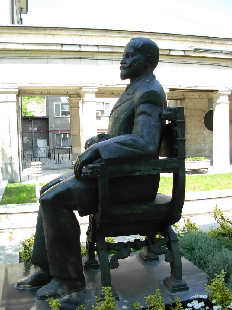 Statuie in Svishtov (Стопанска академия Д.Ценов), Свиштов