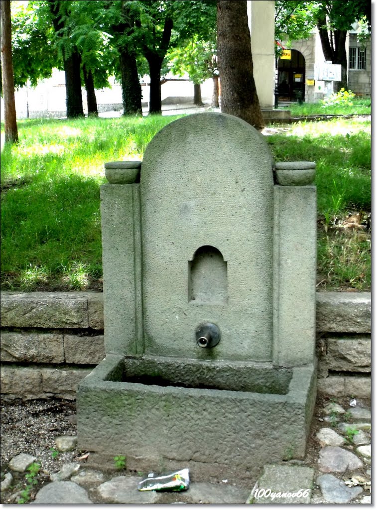 Drinking fountain in street "Vasil Levski" / По ул. "В. Левски", Карлово