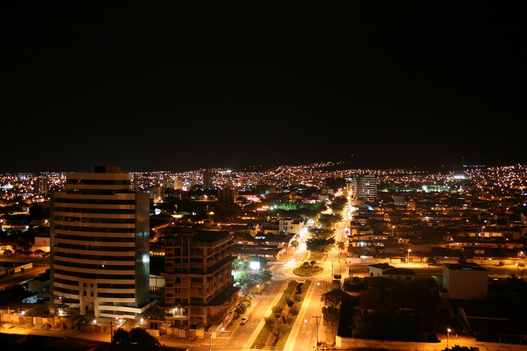 Vista noturna da Av. Olívia Flores, Vitória da Conquista, Bahia, Виториа-да-Конкиста
