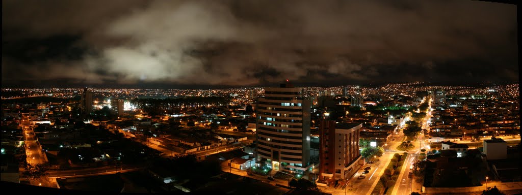 Vista panorâmica noturna de Vitória da Conquista, Bahia, Brasil, Виториа-да-Конкиста
