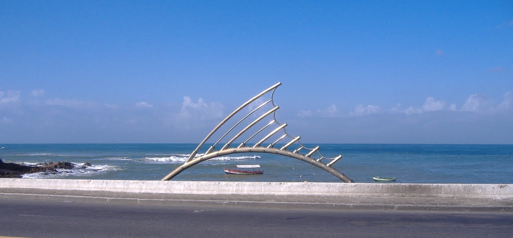 Praia do Rio Vermelho (Rio Vermelho beach with a fishs fin sculpture from Dimitri Ganzelevitch), Витория
