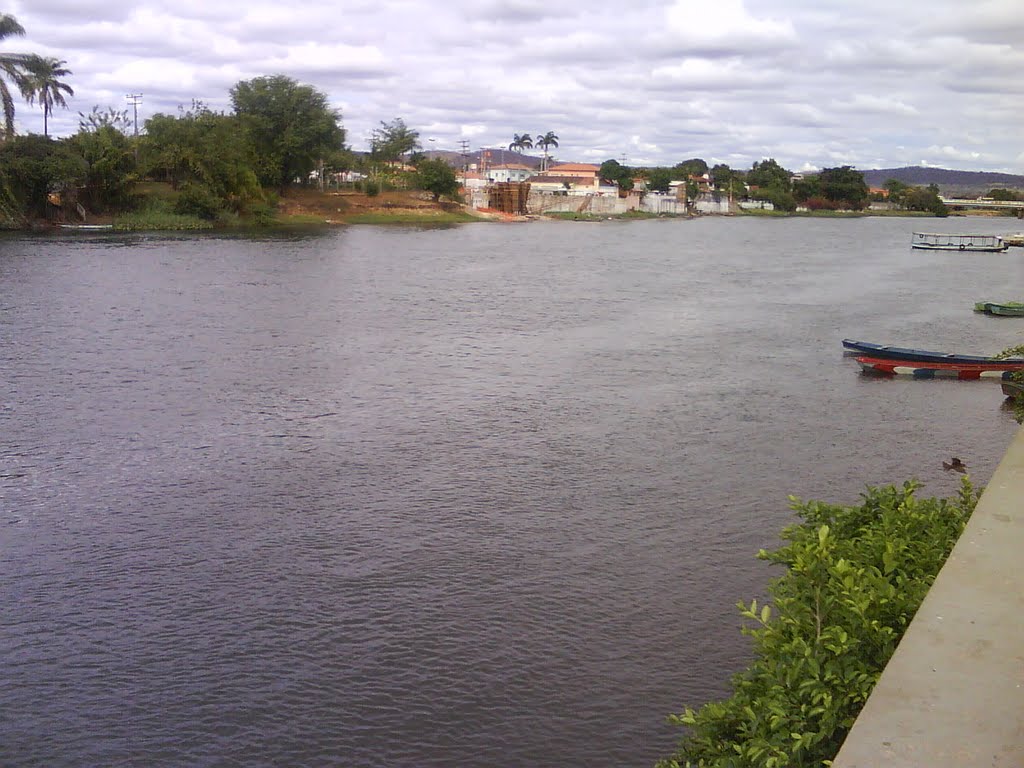 Rio corrente em Sta Maria da Vitória, Санта-Мария