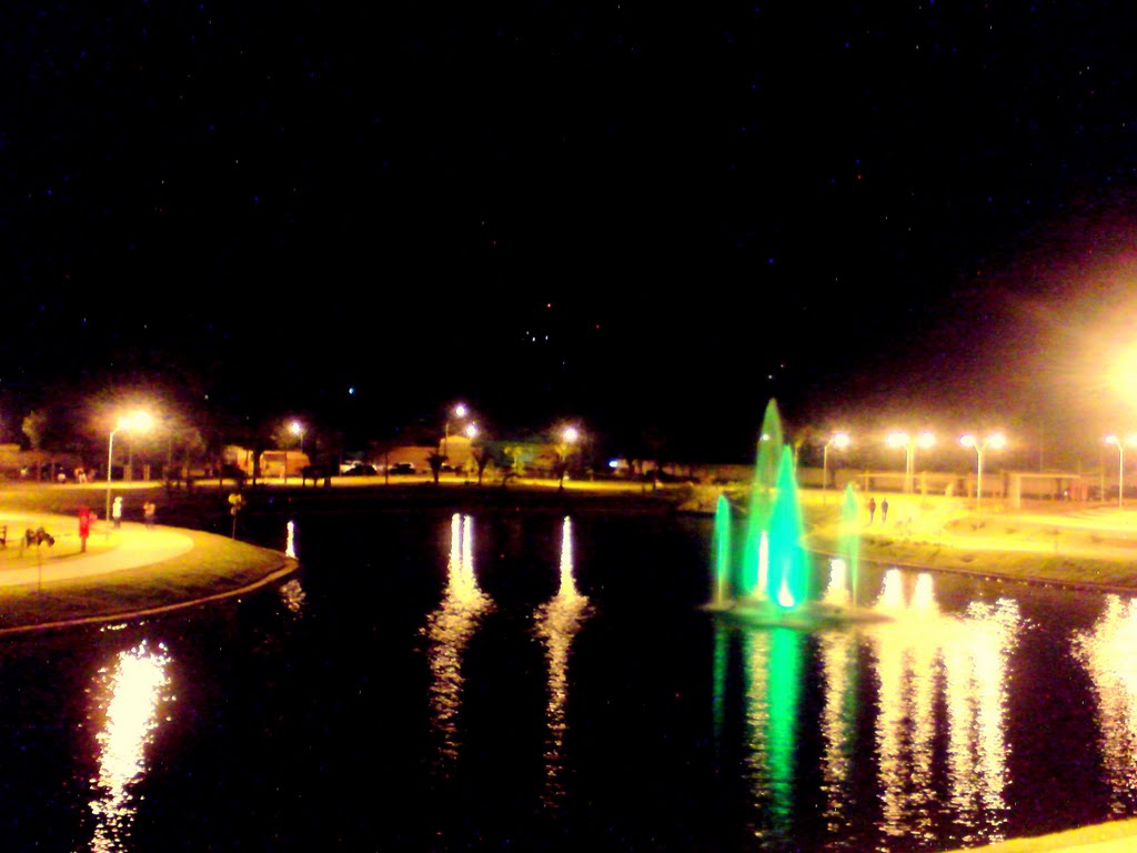 Fonte Luminosa à noite- Parque Ipiranga-Anápolis, Анаполис