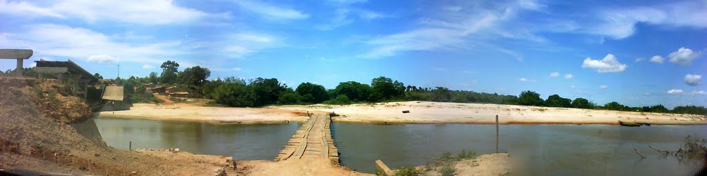 Ponte improvisada sobre o Rio Grajaú entre Vitorino Freire e Altamira do Maranhão, Бакабаль