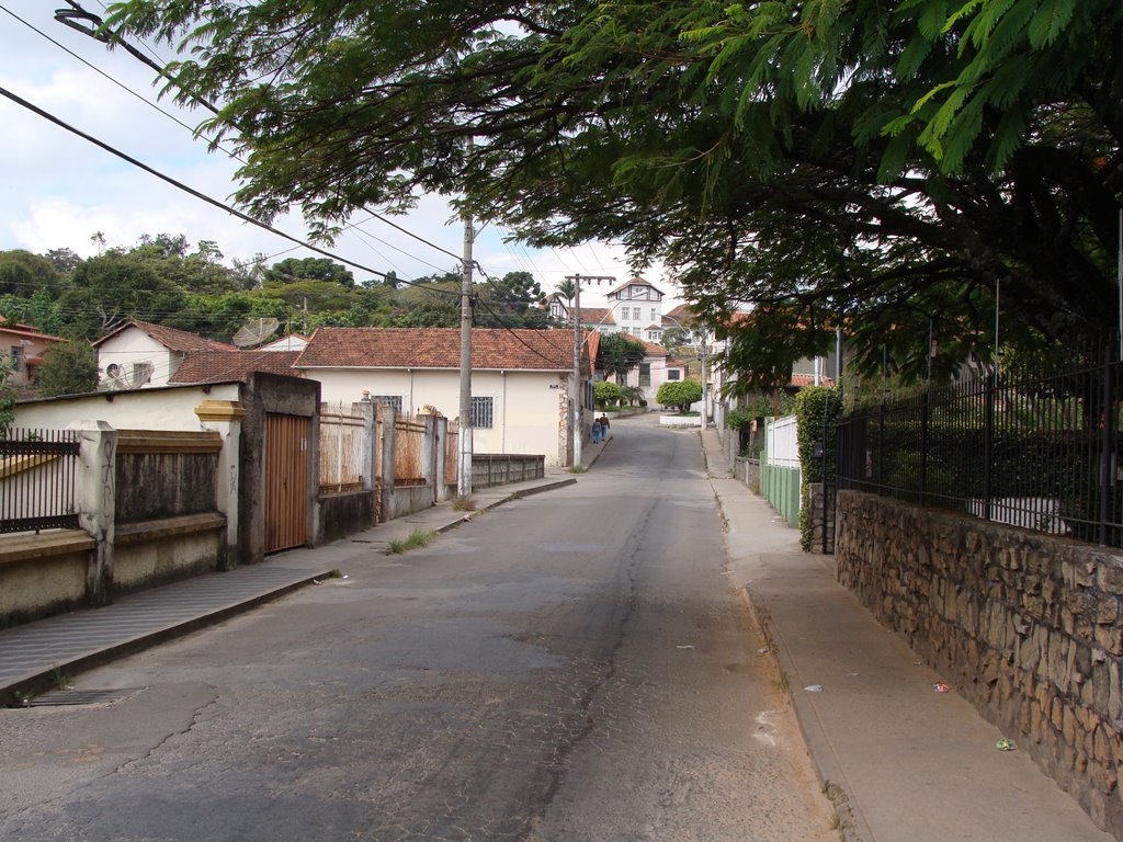Rua Monsenhor José Gonçalves, com vislumbre parcial da Escola Agrotécnica - Barbacena, MG, Барбасена