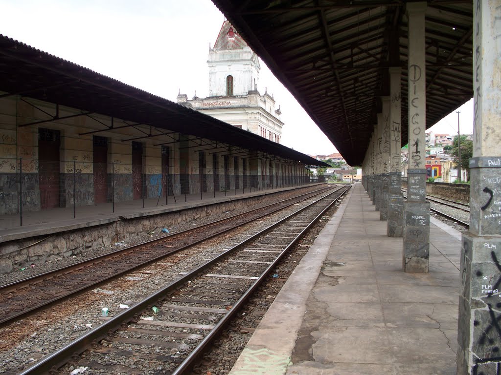 Plataforma deserta e abandonada de Estação Ferroviária de Barbacena, Барбасена