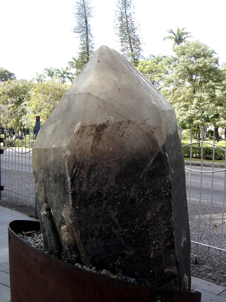 Mega-cristal de quartzo - Museu de Mineralogia, Praça da Liberdade, Belo Horizonte, MG, Brasil., Белу-Оризонти