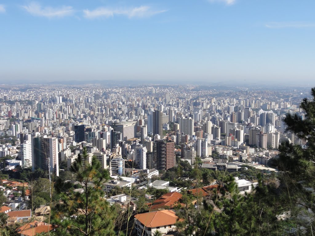 Vista da cidade a partir da Serra do Curral junto a Mirante da Rádio Cidade - Belo Horizonte - Minas Gerais - Brasil, Белу-Оризонти