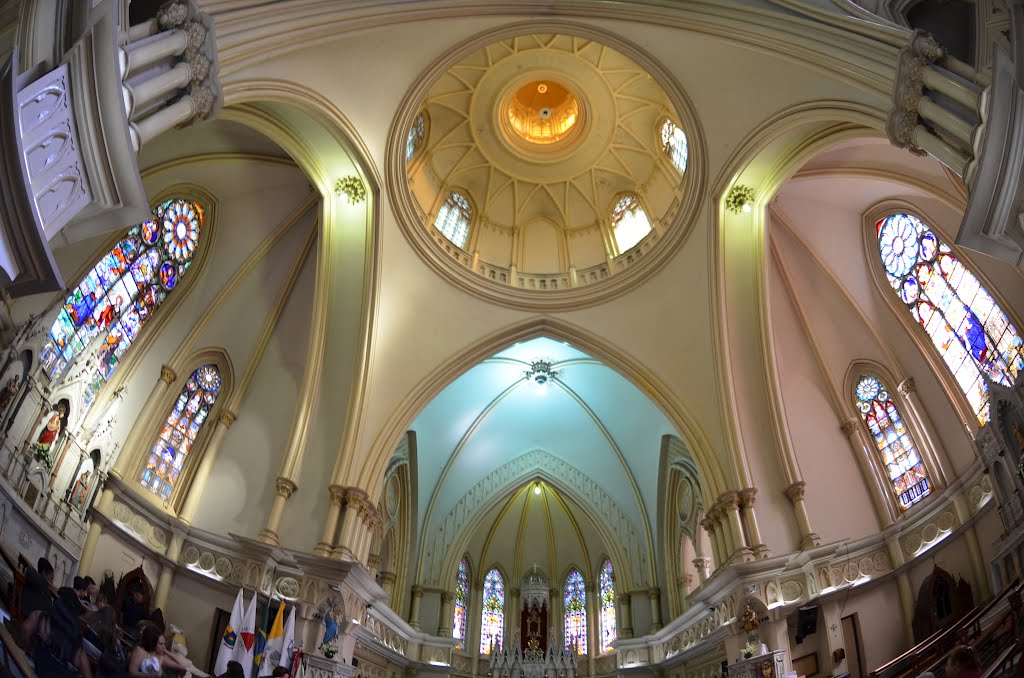 Visão grande angular 10 mm do interior da Catedral Nossa Senhora da Boa Viagem - Belo Horizonte - Minas Gerais - Brasil, Белу-Оризонти