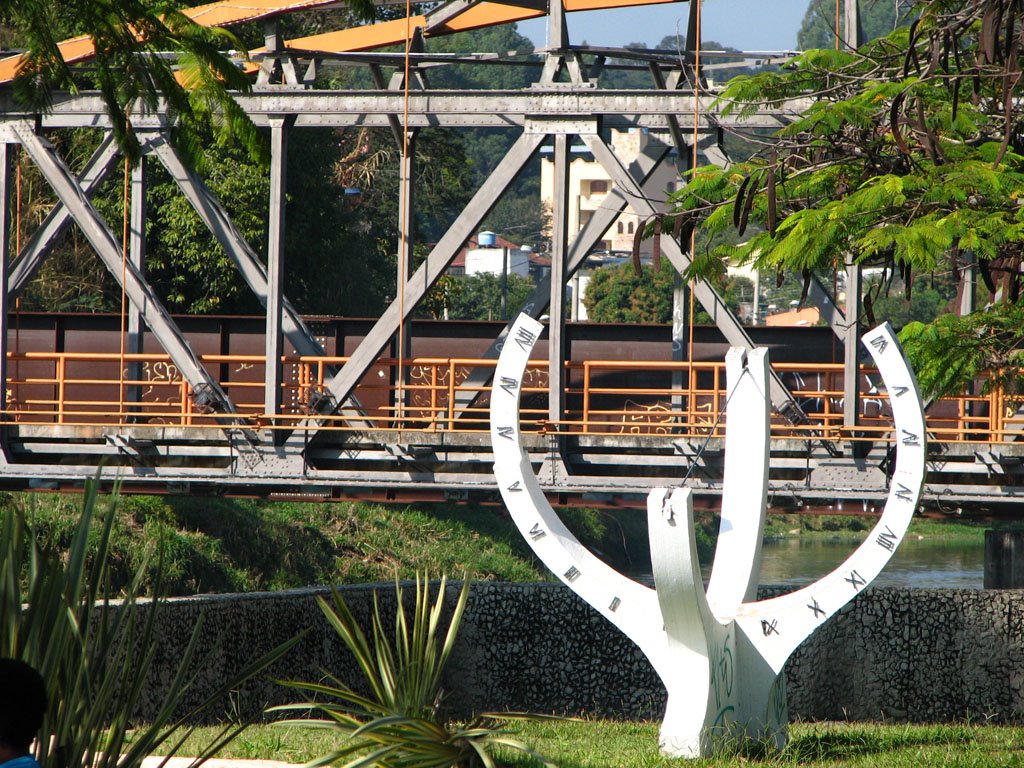Relógio solar e ponte de ferro ao fundo, Дивинополис