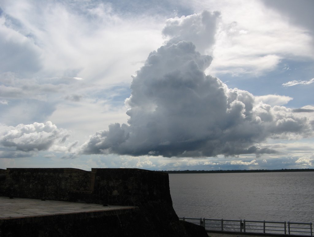 Nuvem/chuva e baía de Guajará, desde o Forte do Presépio (Forte do Castelo/Complexo Feliz Lusitânia), Belém, PA, Brasil., Белен