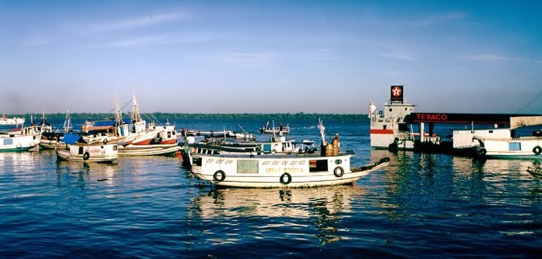 Barcos pô-pô-pô, abastecendo na baía do Guajará, Белен