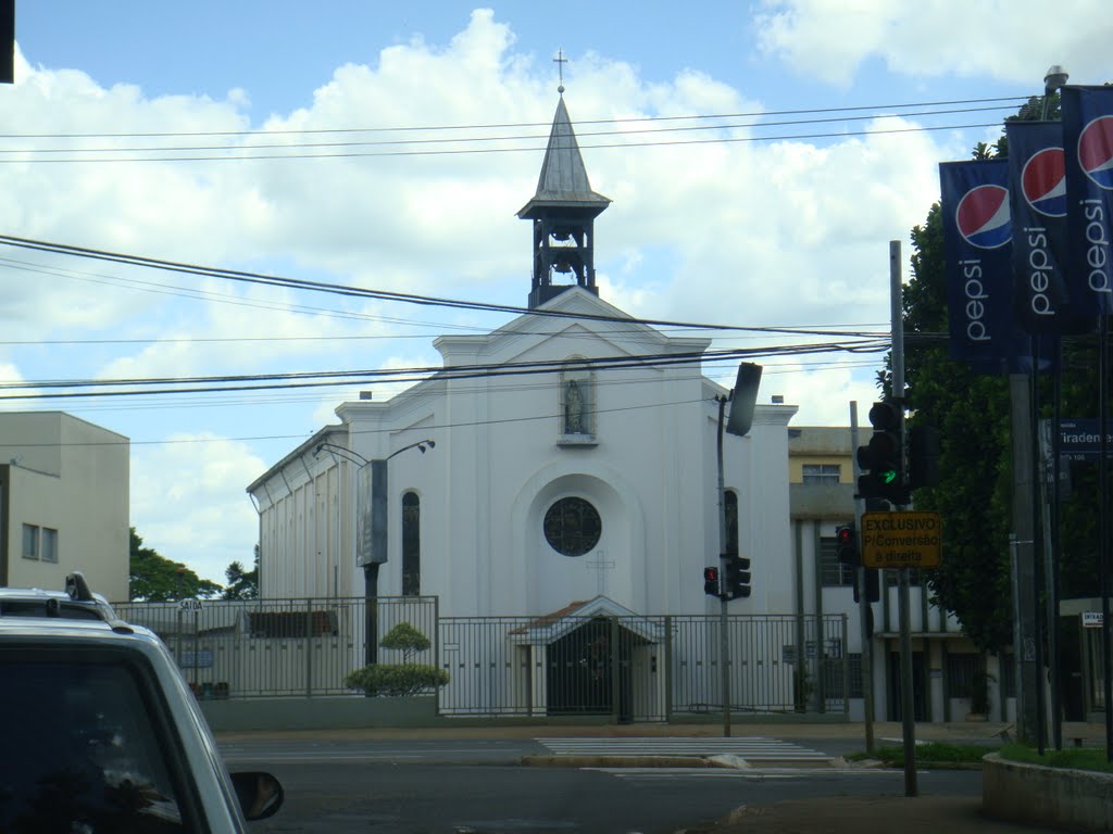Igreja da Paróquia Nossa Senhora Rainha dos Apóstolos em Londrina - Paraná - Brasil, Лондрина