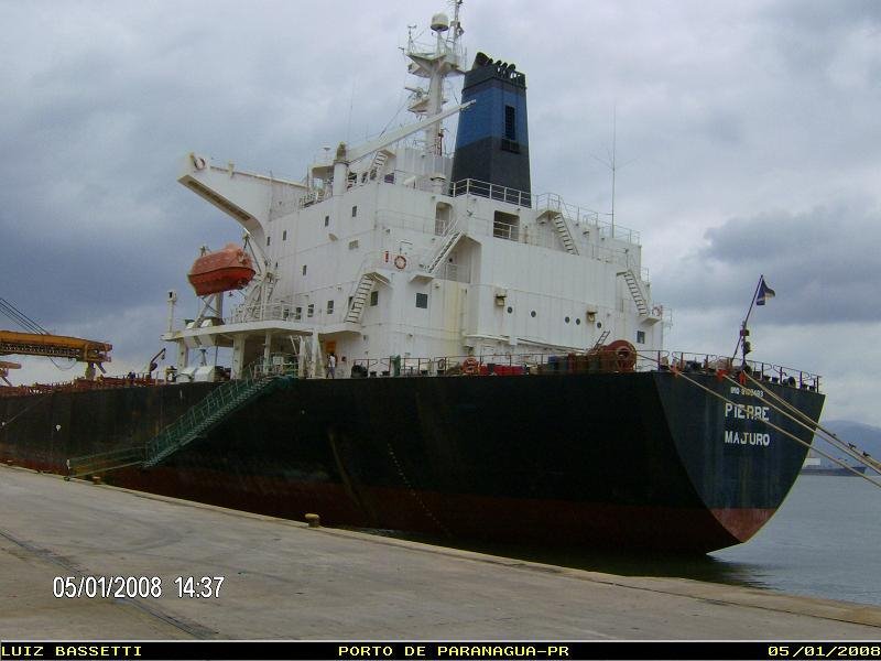 Navio atracado no porto de Pranagua., Паранагуа
