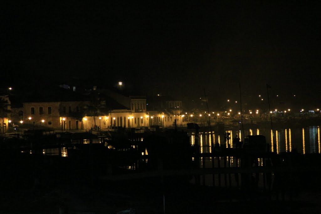 Vista noturna da orla de Paranaguá a partir da ponte para a Ilha dos Valadares, PR., Паранагуа