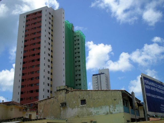 Enormes prédios em construção na cidade de Olinda, Олинда