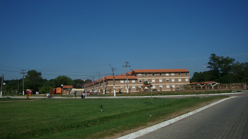 Conjunto habitacional - defronte ao terminal rodoviário - Pelotas - RS - mar/2009, Пелотас