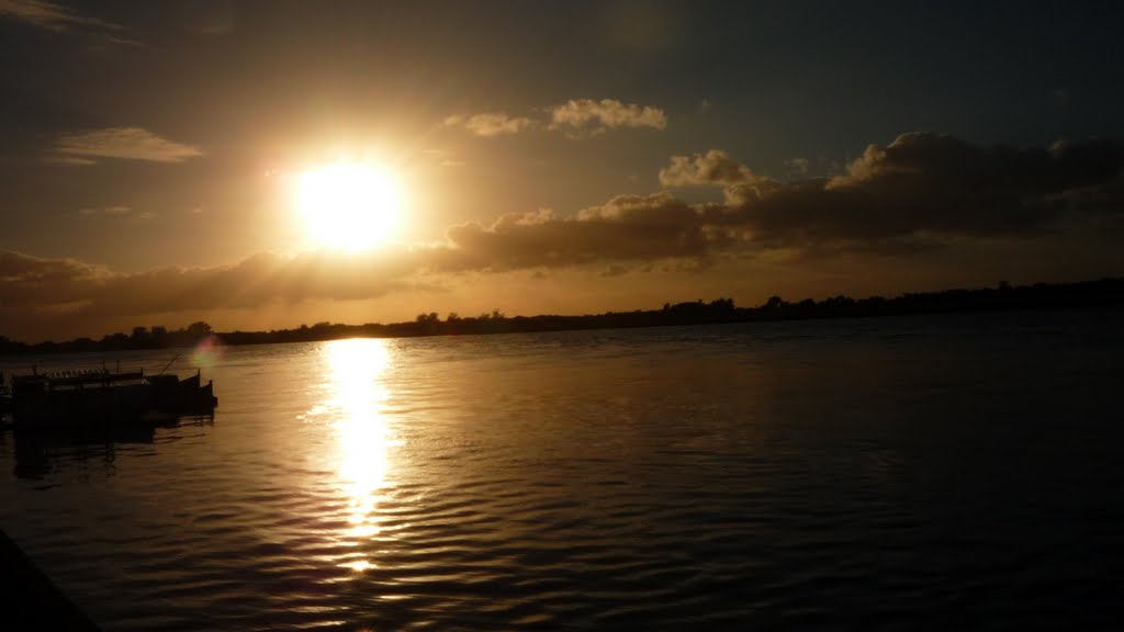 Sol nascendo sobre o canal de São Gonçalo, Pelotas, RS, Пелотас