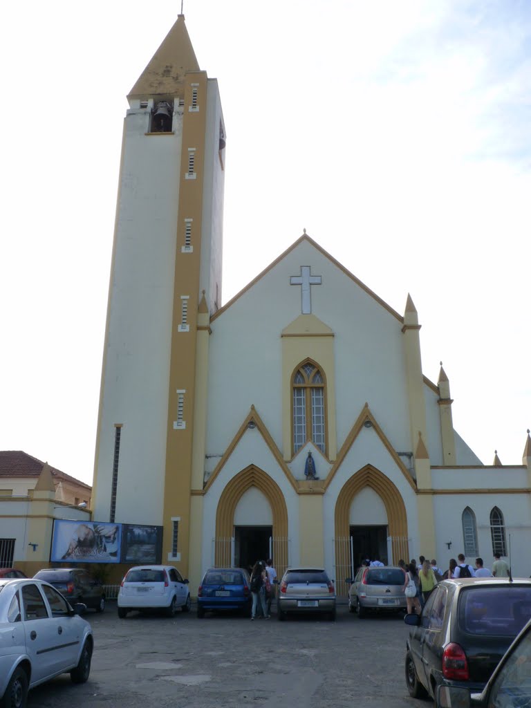 Igreja mais antiga de Bauru/SP - Bauru é um municipio brasileiro situado no estado de São Paulo. Fundado em 1896, a uma altitude de 526 m, é hoje centro de um territorio de 673,5 km2;, onde vivem 347.601 habitantes (densidade demografica: 516,2 hab./km2;), Бауру
