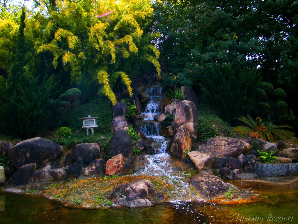 Cachoeira artificial no jardim botânico -Foto:Luciano Rizzieri, Жундиаи
