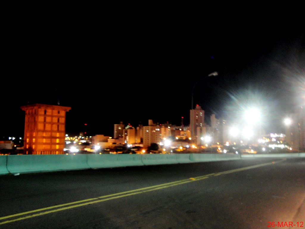 Vista noturna da cidade de Catanduva vista do viaduto Miguel Pachá, inaugurado em JAN/1977. Este viaduto era chamado antigamente de Viaduto Castello Branco.  O viaduto interliga o Bairro de Higienópolis ao Centro da cidade e tem a extensão de 495 metros, , Катандува