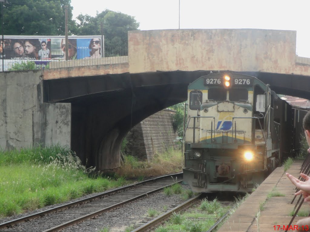 Trem passando pela estação ferroviária de Catanduva. Ao fundo, o viaduto da Rua Sete de Setembro, Катандува