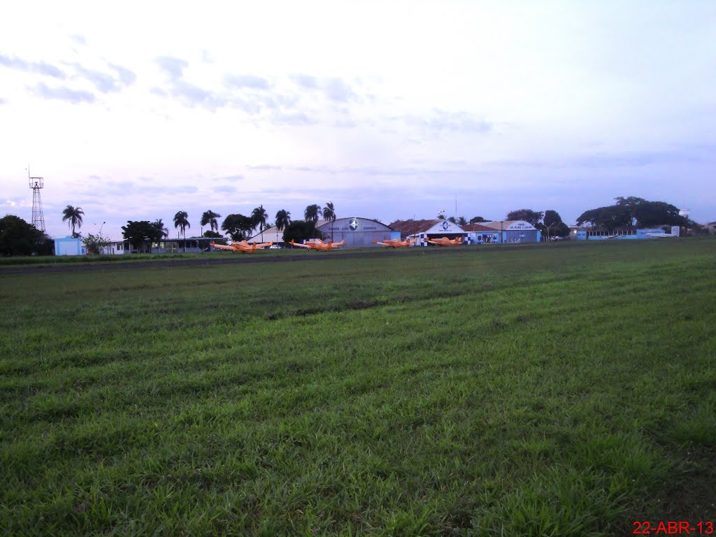 Aeroclube de Catanduva - SDCD. Pista com 1200 x 20 mts de asfalto a 1841 pés (561 metros) de altitude, com balizamento noturno, Катандува